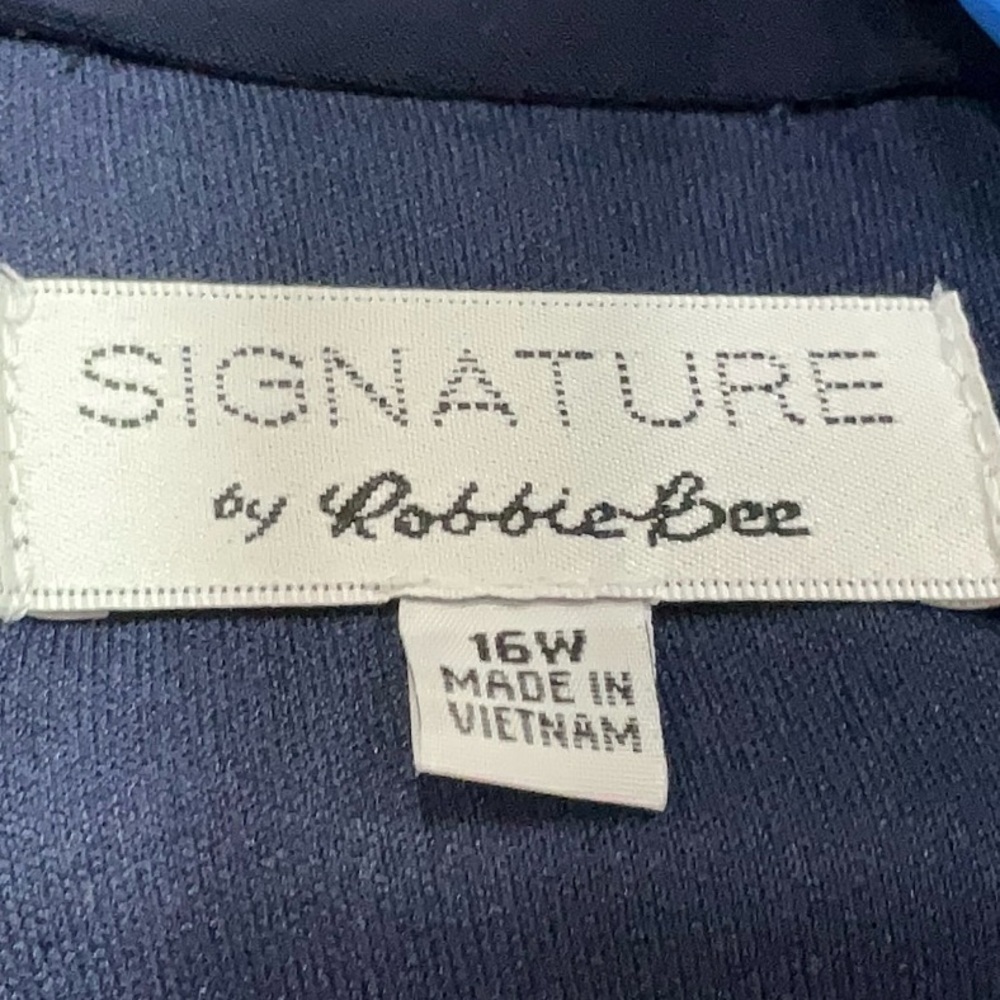 🚨 Signature by Robbie Bee - Picture 3 of 4